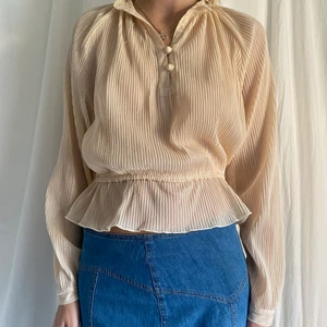 Blus - ❗️kontakta innan köp❗️ säljer denna jättefina blus med ribbat material. Möts helst, skriv privat för detaljer!💕