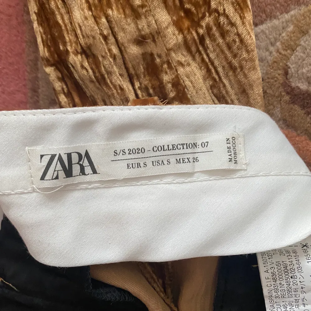 Kostymbyxor från Zara i sammet, deras Limited edition kollektion från 2020. Jeans & Byxor.