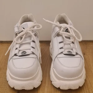 Buffalo London Platåskor - Ett par äkta vita buffalos i storlek 38. Köpta från Zalando 2020 för 1650 kr men då jag knappt använt dom så säljer jag dom nu till nån som kan ge dom ett bättre hem. 