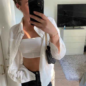 vit skjorta - perfekt lite tunnare vit skjorta som är perfekta basplaggen!! den är köpt för längesen så minns inte vart den är ifrån💕🫶🏼