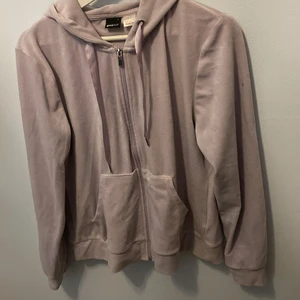 Cecilia velour hoodie - Lila kofta från gina tricot. Otroligt bekvämt och mjukt tyg! Säljer även matchande byxor på min profil. Köparen står för frakt!🥰