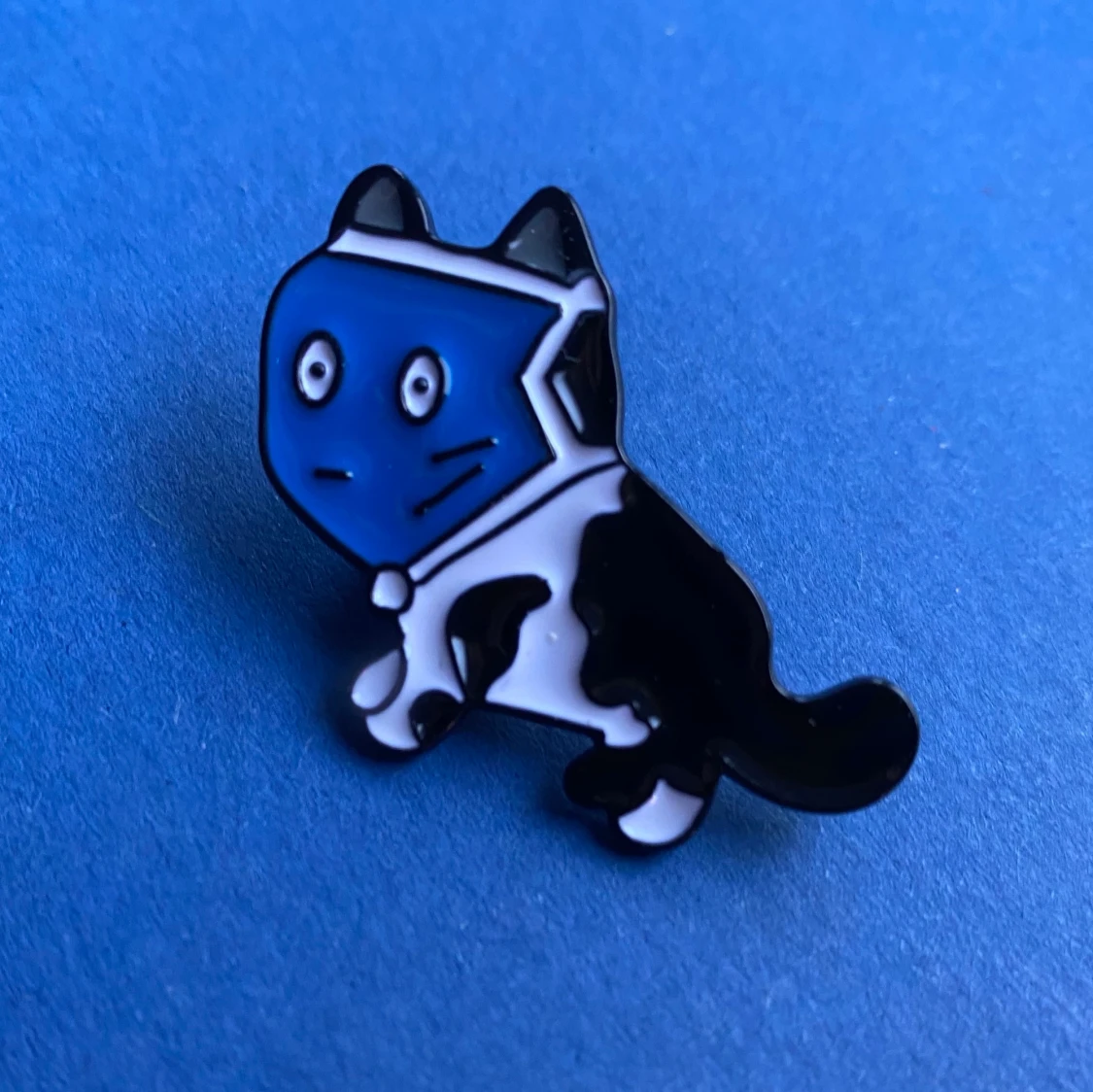 Mask cat pin 💙