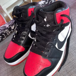 Jordan Nike air 1 - Säljer ett par helt nya jordan Nike air mid 1. Ej äkta. Men jättefina!  Köpt i somras på marbella.  Endast testade, Stl 37.  Pris kan diskuteras 