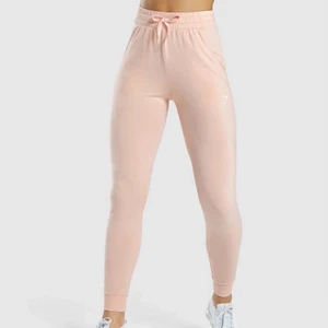 Joggers från gymshark  - Pippa training joggers från gymshark i färgen Light Pink, säljs inte längre i denna färg på hemsidan. Storlek xs. Nypris 299kr, endast använda en gång. Köparen står för frakt! ☺️