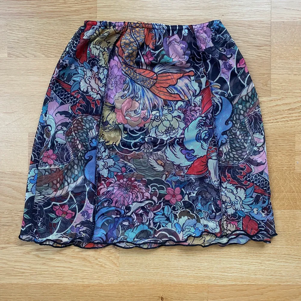 Unik kjol från New girl order i mesh med ett coolt mönster😍 i nyskick!. Kjolar.