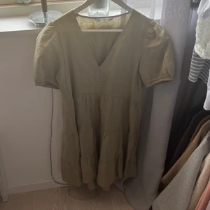 Grön klänning från zara - Bra skick, köparen står för frakten🥰🥰