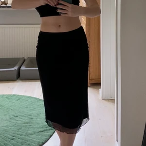 Svart kjol - Svart midikjol från Monki