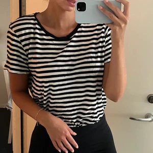 T shirt  - T shirt från monki i storlek L! 