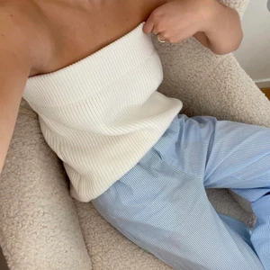 Linne/kjol - Säljer denna kjol/topp i SVART från zara, strl.M🤍 bild lånad⭐️ Passar till allt! Lagt bud ligger