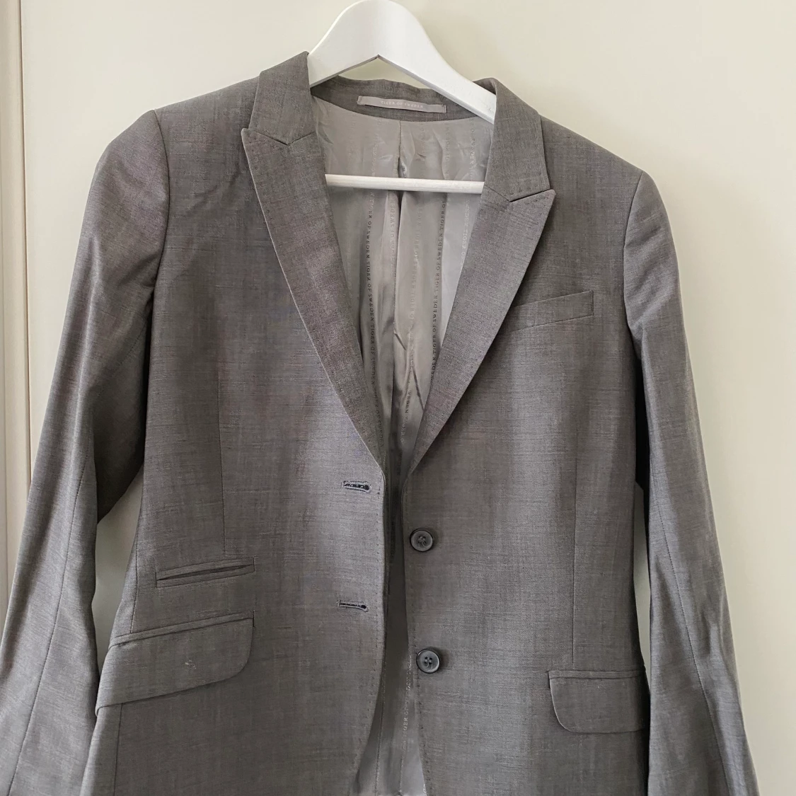 Kostym grå storlek 36 (Tiger of Sweden)