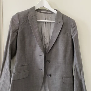 Kostym grå storlek 36 (Tiger of Sweden) - Tiger of Sweden Kavaj & byxor - klassisk grå  Kavaj är 38 (men mer som 36) Byxor storlek 36