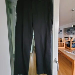 Dickies svarta byxor slim straight fit - Dickies svarta byxor slim straight fit,  storlek 32x32.  Kraftigt tyg.  Gott skick. 