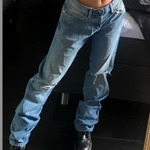 Lågmidjade byxor h&m - !TRYCK EJ PÅ KÖP DIREKT!  Första två bilderna är lånade av personen jag köpte jeansen av. Super fina jeans i bra skick, tyvärr för långa för mig. Frakt 66kr