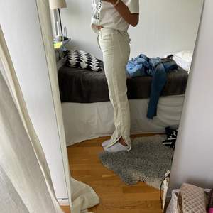 Säljer dessa ljus gröna zara jeans då d inte kommer till användning. De är i storlek 32 och sitter perfekt på mig som är 170 cm. 