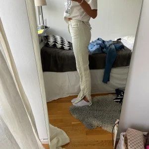 Zara jeans - Säljer dessa ljus gröna zara jeans då d inte kommer till användning. De är i storlek 32 och sitter perfekt på mig som är 170 cm. 