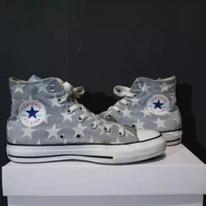 Converse  - Säljer dessa skit cool Converse som jag inte andvänder. De är i storlek 37 men passar mig med storlek 38. 