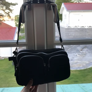 Gina väska - Jag säljer denna väska för den aldrig kommer till användning! Har använt den Max 3 ggr. Den har inga skador. Ser ut att vara ny😊köparen står för frakten