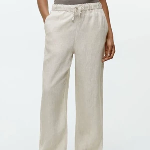 Beiga linnebyxor från arket  - Supersnygga linnebyxor från arket som tyvärr blivit lite för små då de krympte lite i tvätten. Köpte för 590 kr och är i bra skick, använda fåtal gånger. Dom är i storlek M men skulle säga att dom sitter mer som S💕💕