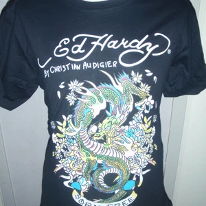 Ed Hardy - Säljer 1st helt ny Ed Hardy T-shirt.  Säljes enligt bilden. 