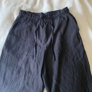 Byxor - Säljer dessa "linnebyxor" från Zara det står att de är linnebyxor men ja skulle säga att det inte är linnematerial. Jag är 162 och dom ät väldigt för långa för mig så det är därför jag säljer dom.