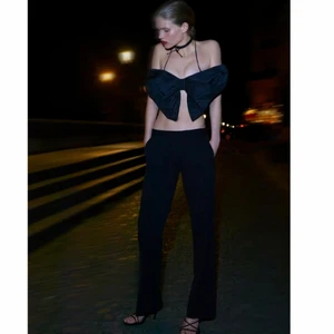 Lågmidjade kostymbyxor - Intressekoll på dessa lågmidjade kostymbyxorna frpn ZARA. Slutsåld i denna storleken💞köpt för 559 kr, säljer vid bra bud.