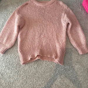 ‼️rosa glittrig stickad tröja‼️ - 🤩Säljer denna underbara rosa stickade tröjan från zara från förr förra året i jätte bra skick inga sömmar eller några fläckar på tröjan.Tröjan är i storlek 140🤩