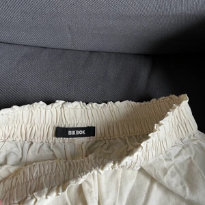 Linnebyxor  - Linnebyxor med resår i midjan från bikbok. Använda 1 gång då de är lite korta för mig som är 160cm lång. Sitter jättebra och är jättesköna. 100kr + 66kr frakt ❤️