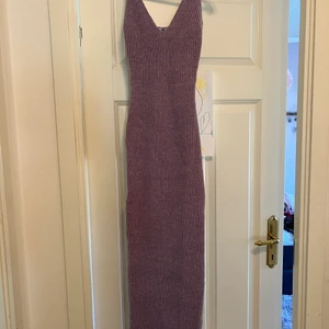 Adoore klänning strl 38 - Adoore klänning i strl 38. Färgen lila. Oanvänd!!