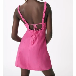 Zara klänning - Klänning köpt förra året på zara! Använd cirka två gånger, jätte fint skick! Fråga för egna bilder🤍