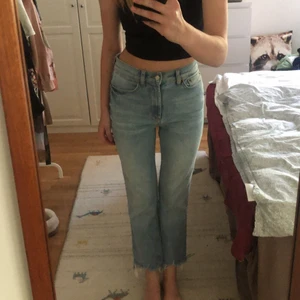 Blåa jeans - Jättefina oanvända blåa ankel jeans med slitningar nertill. Så fina nu till sommaren💗storlek 36