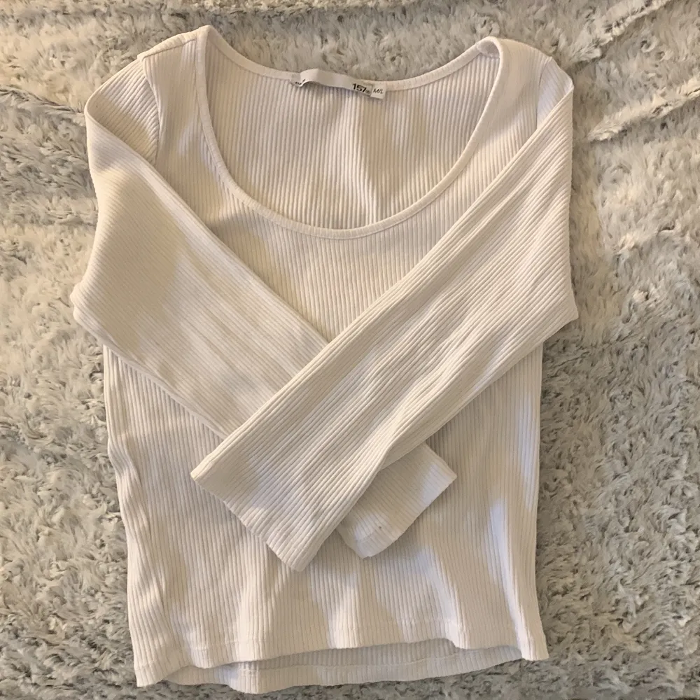 En vit ribbad topp/tröja från Lager157! Storlek M/L men passar även på mig som har S! Aldrig använt! Kan frakta men köparen står för frakten!💗. Toppar.