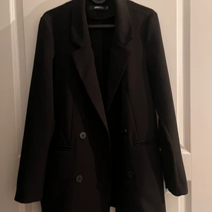 Svart kavaj 🖤  - Svart kavaj ifrån Ginatricot 🖤 storlek 36 