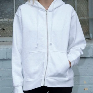 Brandy melville kofta - Vit brandy melville kofta som tyvärr inte kommer till användning, köparen står för frakten💓