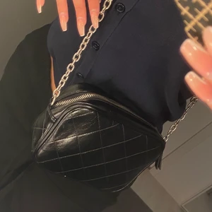 Väska med silver kedja  - Svart väska med silver kedja, aldrig använd 