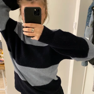 Stickad tröja  - Skitfin stickad randig tröja i olika blå färger. Den är inte jätte tjock så passar bra över en klänning i sommar eller i höst! Nyskick, hör av er vid frågor eller fler bilder 😇💕  frakten tillkommer!