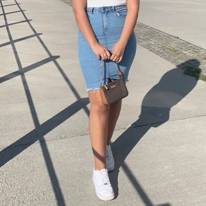 Vero Moda jeans kjol stl M  - Helt underbar kjol men tyvärr inte kommit till nån användning. Den är stretchig och kan stylas med allt.  Använd 2 gånger förra sommaren 