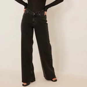 Svarta/gråa raka jeans - Ett par svarta snygga jeans från NA-KD som jag funderar på att sälja. De är i väldigt bra skick och passar mig som är 172cm. Nypris ligger på 500kr och jag säljer för 220kr + frakt🥰 Storleken är 34 men de sitter ganska löst på mig skulle jag säga