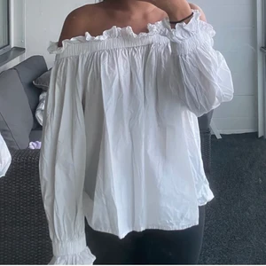 Vit off shoulder blus - Säljer denna fina topp då den inte kommer till användning längre, köpt här på Plick så första bilden är från förra säljaren. I väldigt fint skick✨ 