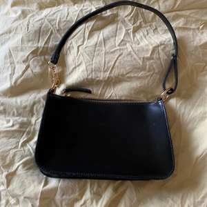 väska zara shoulder bag real leather - Zara shoulder bag made of real leather, never worn.