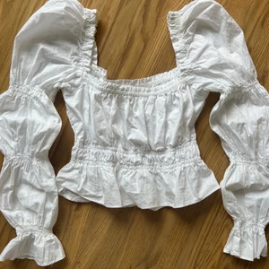 Linnetopp från HM - Fin bomulls/ linne-material topp som har använts ungefär 2 ggr men annars i nyskick. Kan mötas upp i Lund / Malmö men annars står köparen för frakten💛