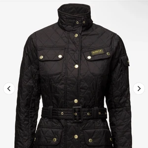 Barbour  - Förutom att jag använt jackan upp till max 5 gånger så är skicket på den gott som ny! Bilder på jackan finns!