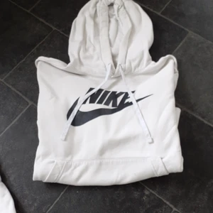 Nike huvtröja  - Nike huvtröja  Passar både tjej och kille eftersom den inte är figursydd  Stl L Mkt bra skick