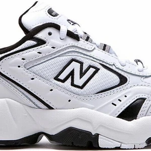 New Balance 452 White and black - New balance sneakers använda några enstaka gånger (5-6 gånger). Ser oanvända ut förutom under. Storlek 40. Säljer för 500kr eller till högst bjudande. 