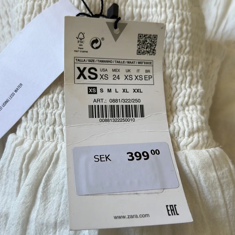 Säljer denna helt oanvända volang klänning från zara, den är helt perfekt nu till sommaren. Aldrig använd, så mycket bra skick, säljs för 350 kr och frakt!❣️ storlek xs. Klänningar.
