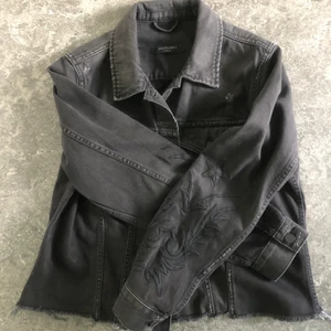 All saints  - ALL SAINTS jeans jacka, snygga detaljer både ärm och bak. Kan inte sprutas 🖤 använt 2 3 gånger. 