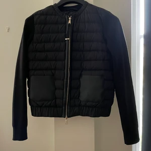 Massimo dutti jacka  - Västjacka i storlek M. Passar perfekt under sommaren/tidig höst men även under kappor under vinterhalvåret. Inköpspris: 1499:-