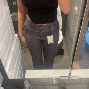 MADLADY KOSTYMBYXOR - ‼️helt oanvända‼️ skitsnygga trendiga kostymbyxor från madlady. säljer pga opassande storlek. Väldigt långa ben så dem passar perfekt på långa tjejer. Dm för intresse, pris kan diskuteras ( nypris är 499kr) . Köparen står för frakten