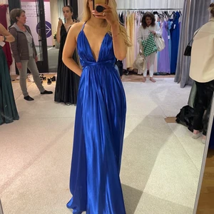 Balklänning  - Säljer den här fina balklänningen i förhand, ska använda den på min bal den 30 maj men lägger ut den nu om någon är intresserad att köpa den efter 30 maj! 💕  den är i storlek 0/xs men passar en S och en mindre M💙