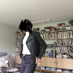 Vintage läder jacka med Rosa insida - Säljer nu min läder jacka med rosa insida. Den är storlek 34 fast passar även 32 och 36. Jag tar förslag på pris fast du kan köpa den direkt för 100kr. Köpare står för post