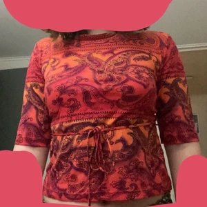 Jätte fin tröja med öppen rygg - Skit snygg röd orange tröja med knyte i ryggen, man kan knyta snörena där fram lite hur man vill. Köpte för några dagar sedan på humana, men passar inte riktigt min klädstil de e därför jag säljer. Köparen står för frakten alltid. 💕 hör av er om ni vill köpa! 